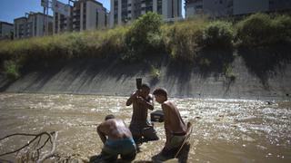 Venezuela: se buscan la vida en el Guaire, "un desagüe a cielo abierto"