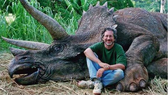 Steven Spielberg recibe ataques por "matar a un dinosaurio"