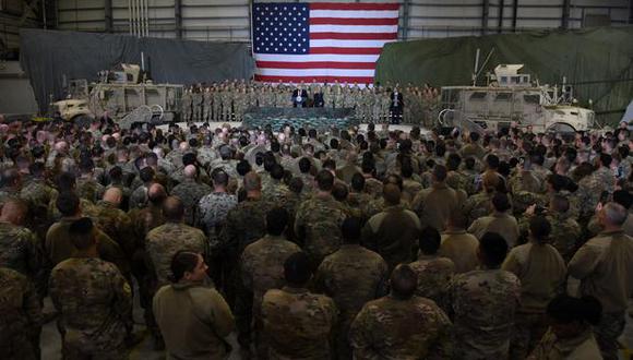 En esta foto de archivo, el presidente de Estados Unidos, Donald Trump, habla con las tropas durante una visita sorpresa el día de Acción de Gracias en el campo aéreo de Bagram, el 28 de noviembre de 2019. (Foto de Olivier Douliery / AFP).
