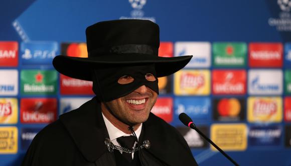 Paulo Fonseca, técnico del Shakhtar Donetsk, cumplió su promesa y salió a la conferencia de prensa disfrazado del Zorro. (Foto: AFP)