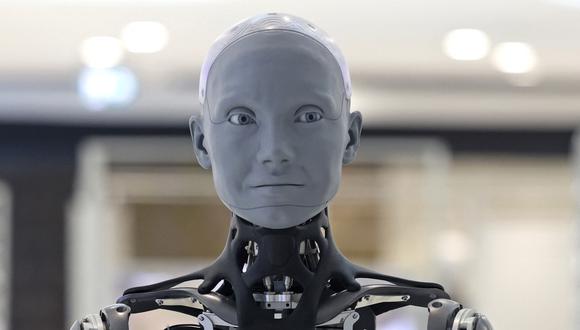 Ameca tiene el título de ser el robot humanoide más avanzado. Cada cierto tiempo sorprende por sus declaraciones formuladas con inteligencia artificial. (Foto: AFP)
