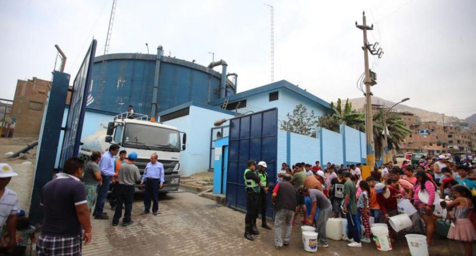 Los vecinos de San Juan de Lurigancho llevan siete días sin tener el servicio de agua en sus casas. (Giancarlo Ávila/El Comercio)