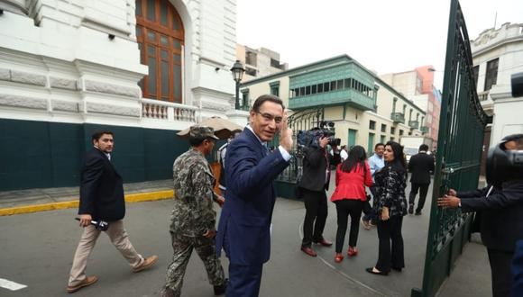 El presidente Martín Vizcarra llegó esta mañana al Congreso para explicar la ausencia de sus ministros a la Comisión de Constitución (Foto: Alesandro Currarino)