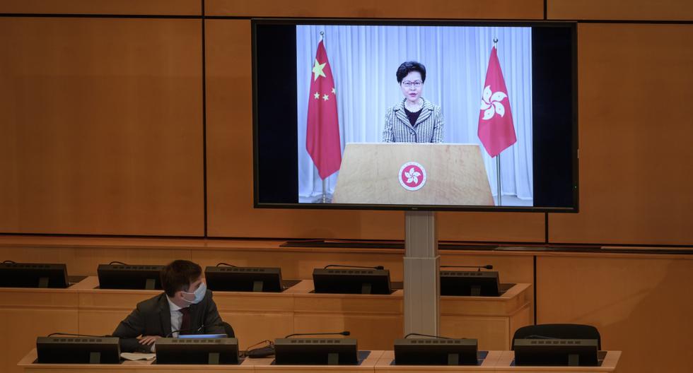 La lideresa de Hong Kong, Carrie Lam, es vista en una pantalla gigante en la ONU en Ginebra. (Fabrice COFFRINI / AFP).