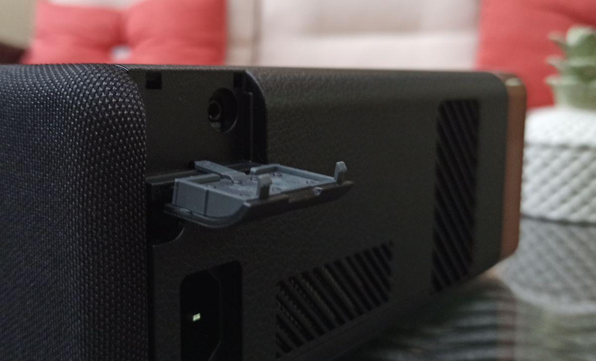 El EF-100B de Epson tiene una salida auxiliar para conectarlo con otros equipos. (Foto: Bruno Ortiz B.)