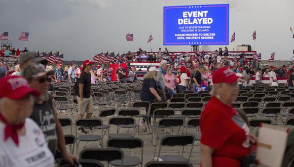 Los asistentes salen de un mitin de campaña para el ex presidente estadounidense Donald J. Trump después de que fuera cancelado debido a un clima amenazador, en el Aero Center Wilmington en Wilmington, Carolina del Norte. Foto: VEASEY CONWAY/EFE/EPA