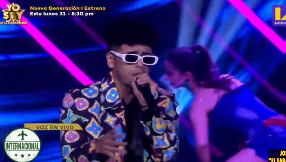 Imitador de Bad Bunny tuvo un percance durante su show lo que puso en riesgo su permanencia en el programa. (Foto: Captura Latina)