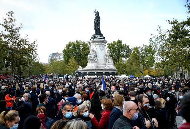 La gente se reúne en la Place de la République en París el 18 de octubre de 2020, en homenaje al profesor de historia Samuel Paty. (Foto: Bertrand GUAY / AFP)