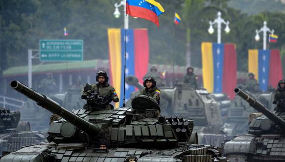 Tanques del Ejército de Venezuela participan en el desfile por el Día de la Independencia. (AFP).