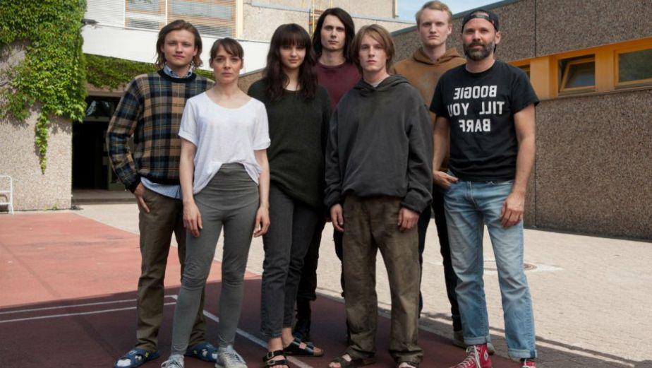 Baran bo Odar, al extremo derecho, junto al elenco de "Dark" (Foto: Netflix)