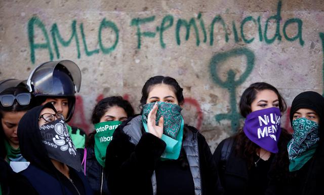 Mujeres protestan contra los feminicidios en las puertas del Palacio Nacional en Ciudad de México. (Foto: REUTERS).