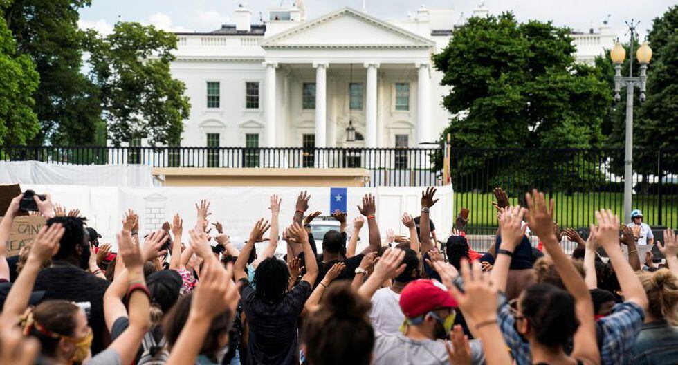 Los manifestantes se reúnen frente a la Casa Blanca. (Foto: EFE / EPA / JIM LO SCALZO).