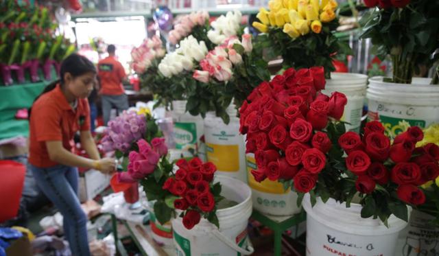 Las flores también tienen gran demanda en estas fechas. El Mercado de Flores de Acho está abarrotado de gente. (Foto: GEC)