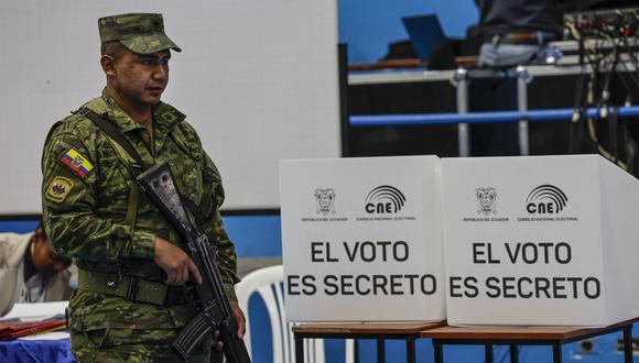Un soldado de Ecuador hace guardia durante un simulacro para las elecciones presidenciales del próximo domingo en la Universidad Salesiana de Quito el 13 de agosto de 2023. (Foto de MARTIN BERNETTI / AFP).