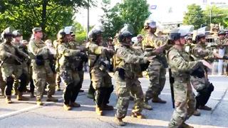 Militares y manifestantes bailan La Macarena en medio de protestas por la muerte de George Floyd | VIDEO