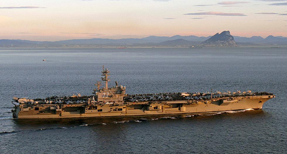 El portaviones de propulsión nuclear USS George H.W. Bush permanece anclado a unos cuatro kilómetros al oeste del puerto israelí de Haifa. (Foto: EFE)