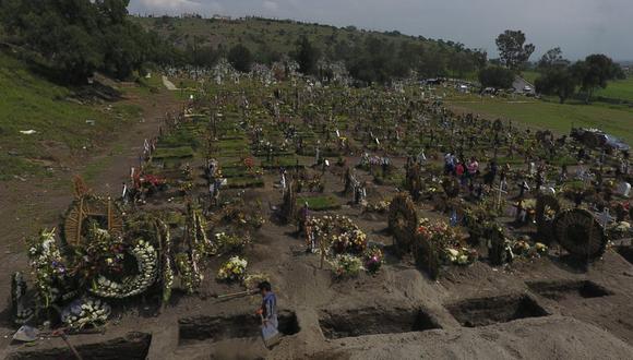 Trabajadores excavan nuevas tumbas el 24 de septiembre de 2020 en una sección del Cementerio Municipal del Valle de Chalco _en las afueras de la Ciudad de México_ que se abrió en los primeros días de la pandemia de coronavirus para dar cabida al incremento en el número de muertos. (AP Foto/Rebecca Blackwell).