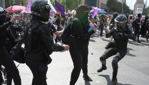 Agentes femeninas de la policía se enfrentan a manifestantes durante la marcha por el Día Internacional de la Mujer en Ciudad de México. (Foto: Silvana Flores / AFP)