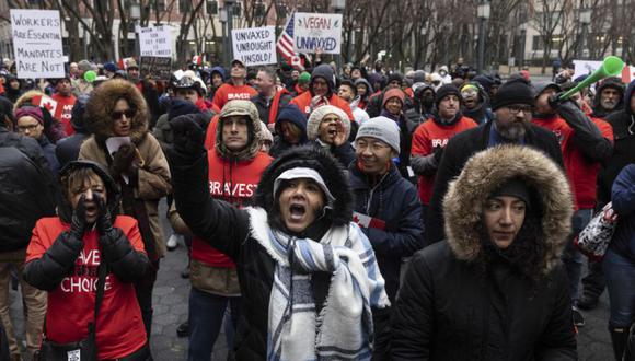 La gente se reúne para la protesta contra el mandato de vacunas antes de la posible terminación de los empleados de la ciudad de Nueva York debido a su estado de vacunación en Nueva York. (Foto: AP/Yuki Iwamura).