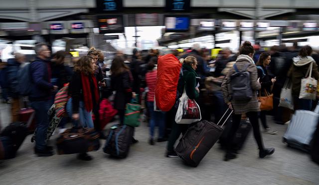 Miles de usuarios en Francia buscan movilizarse con el inicio de las vacaciones de Navidad en medio de una huelga de transporte. (Foto: AFP)