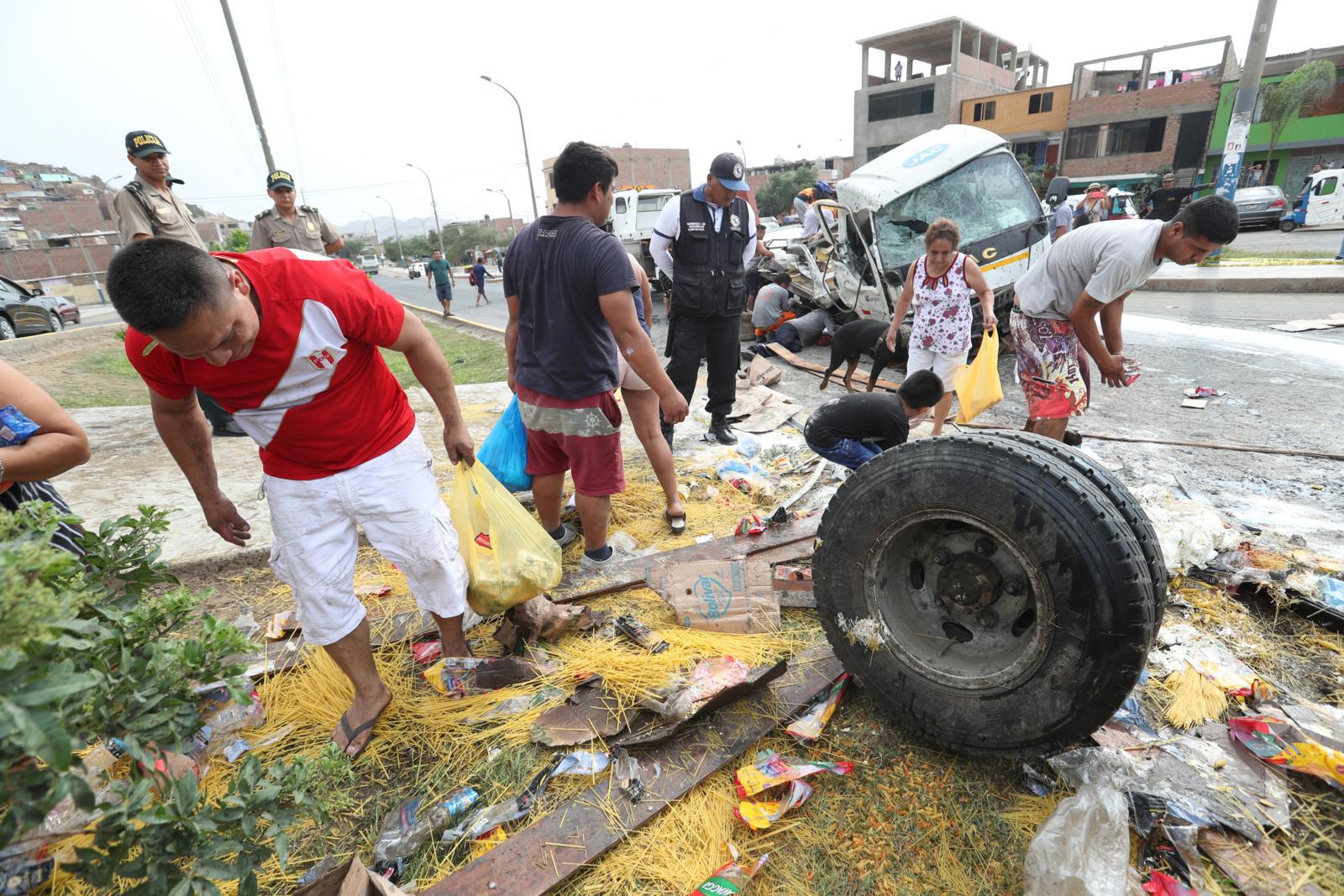 Vecinos no respetaron la muerte de un menor y su padre y saquearon los productos de camión accidentado. (Foto: Roly Reyna)