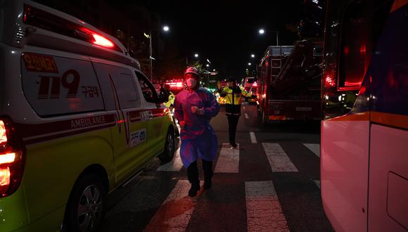 Seúl, Corea del Sur. Staff médico atiende a los heridos de una fiesta por Halloween. EFE