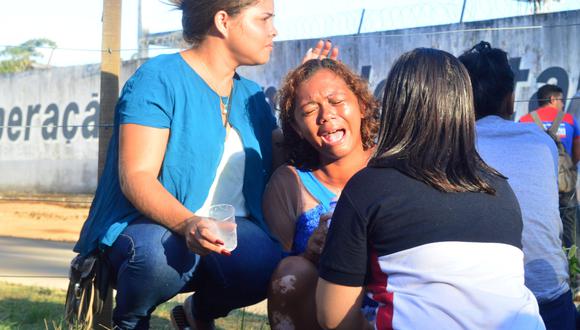 Familiares de los presos muertos protagonizaron desgarradoras escenas al exterior de la cárcel de Altamira. (Reuters)