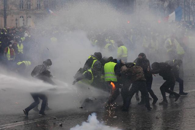 Imágenes del noveno sábado de protesta del movimiento de los chalecos amarillos en Francia. (AFP)