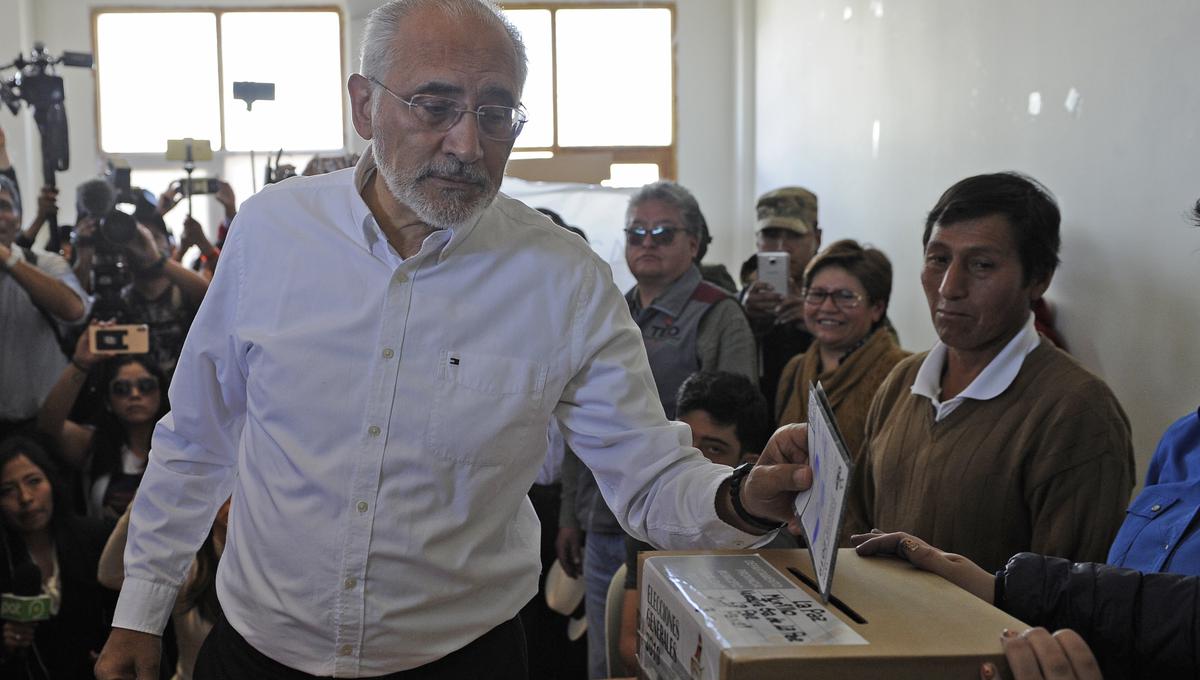 El candidato presidencial opositor de Bolivia para el partido 'Comunidad Ciudadana', el ex presidente (2003-2005) Carlos Mesa, emite su voto durante las elecciones presidenciales, en La Paz, Bolivia. (Foto: AFP)