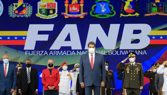 El presidente de Venezuela, Nicolás Maduro, durante un acto militar y de Gobierno en Caracas donde renovó la confianza al ministro de Defensa, Vladimir Padrino López. (Foto: EFE).