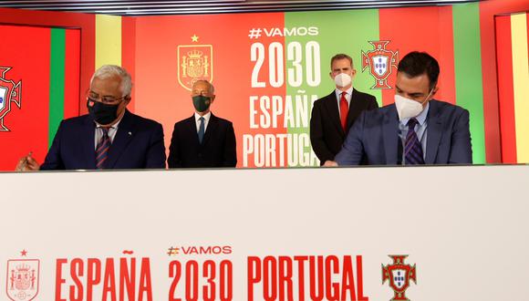 España y Portugal suscribieron un acuerdo para el lanzamiento de la candidatura conjunta de ambos países al Mundial 2030, con el respaldo institucional sus máximas autoridades. (Foto: EFE)