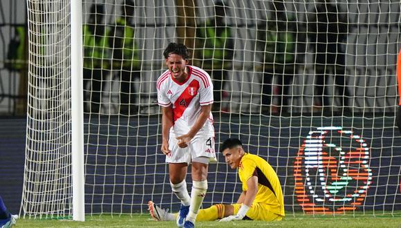Noriega y Romero en la jugada del segundo gol de Argentina. La frustración se refleja en el zaguero peruano. (Foto: FPF / ITEA)