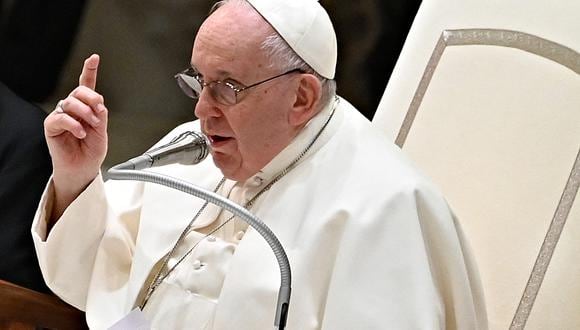 Imagen de archivo | El Papa Francisco habla durante la audiencia general semanal en el salón Pablo VI en el Vaticano el 22 de febrero de 2023. (Foto de Andreas SOLARO / AFP)