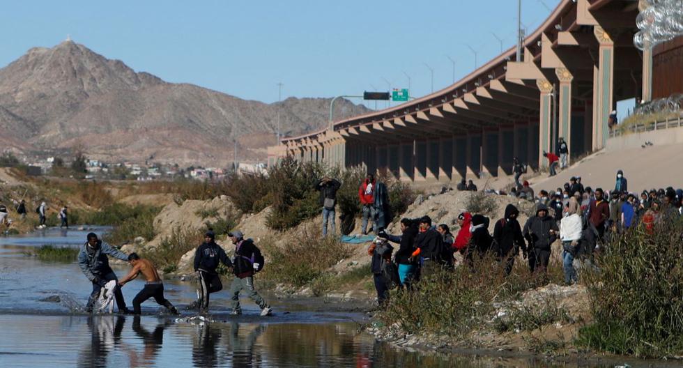 Migrantes cruzan el Río Grande para entregarse a los agentes de la Patrulla Fronteriza de Estados Unidos en El Paso, Texas, el 13 de diciembre de 2022. (Herika Martinez / AFP).