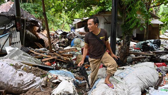 Asep Sunaria, sobreviviente del tsunami que mató a cientos de personas el sábado. La tragedia fue causada por la erupción del volcán Anak Krakatoa. (AFP).