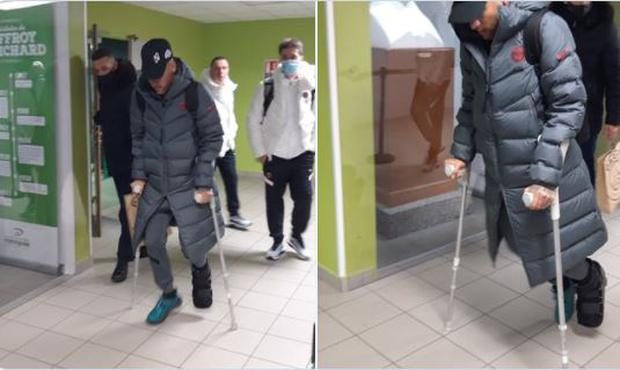 Neymar left the stadium on crutches.  (Photos: Le Parisien)