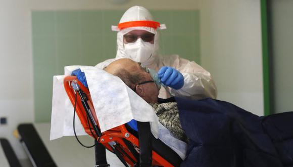 Un trabajador médico atiende a un paciente con covid-19 en un hospital invadido por la pandemia en Cheb, República Checa, el viernes 12 de febrero de 2021. (Foto: AP/Petr David Josek).