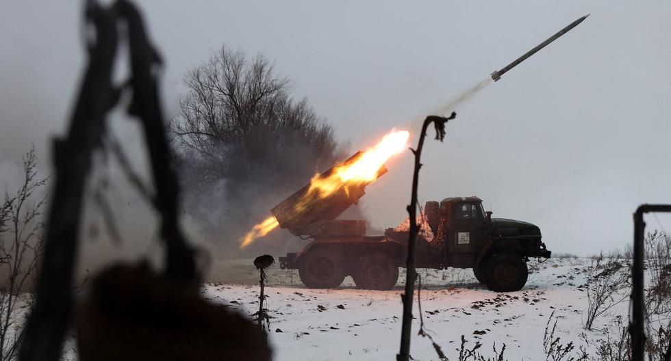 Un lanzacohetes múltiple BM-21 Grad dispara hacia posiciones rusas en la línea del frente en la región sureste de Kharkiv, Ucrania, el 25 de febrero de 2022. (Foto de Anatolii STEPANOV / AFP).