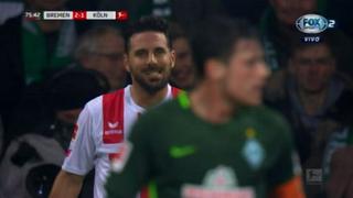 Claudio Pizarro casi le anota al Bremen con este cabezazo