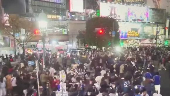 El momento en que los japones celebran en uno de los cruces más transitados del mundo(Captura de video, @Everstrongever).