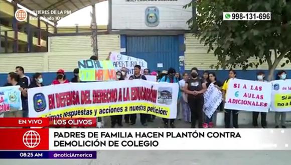 Padres de familia hacen plantón en colegio de Los Olivos. (Foto: América Noticias)