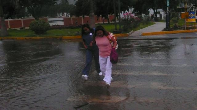 Calles de La Molina amanecieron inundadas por desborde [Fotos] - 2