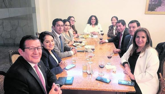 La legisladora de APP Magaly Ruiz publicó anoche esta imagen para indicar que su bancada solo hizo un brindis. De izq. a der.: Eduardo Salhuana, Elva Julón, Freddy Díaz, Heidy Juárez, Cheryl Trigozo, María Acuña, Rosio Torres, Idelso García, Alejandro Soto y Magaly Ruiz.. (Twitter: Magaly Ruiz)