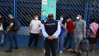 Reportan incidentes en sede Breña de Migraciones para tramitar pasaporte: “Estoy desde las 11 a.m. de ayer”
