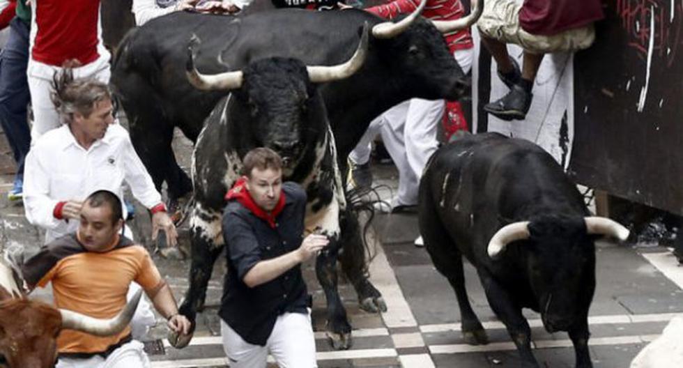Un hombre fue gravemente herido por un toro durante la anual Fiesta de San Fermín que se celebra estos días en la ciudad de Pamplona, en el norte de España. (Foto: EFE)