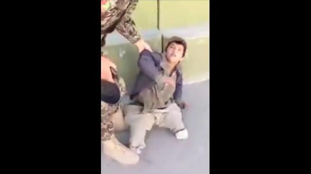 YouTube: ¿Por qué soldado ataco un niño discapacitado? (VIDEO) - 1