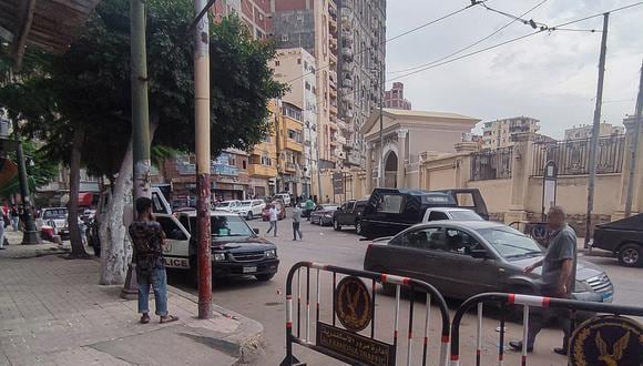 La policía egipcia acordona el lugar donde un agente mató a dos turistas israelíes y a un egipcio en Alejandría el 8 de octubre de 2023. (Foto de AFP)