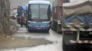 Decenas de buses, camiones y autos están detenidos en la Carretera Central