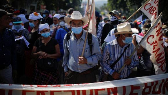 La gente participa en una protesta contra las acciones del gobierno del presidente de El Salvador, Nayib Bukele, como el uso de bitcoin y reformas legales para extender su mandato, en San Salvador, El Salvador. (Foto: REUTERS / Jose Cabezas).