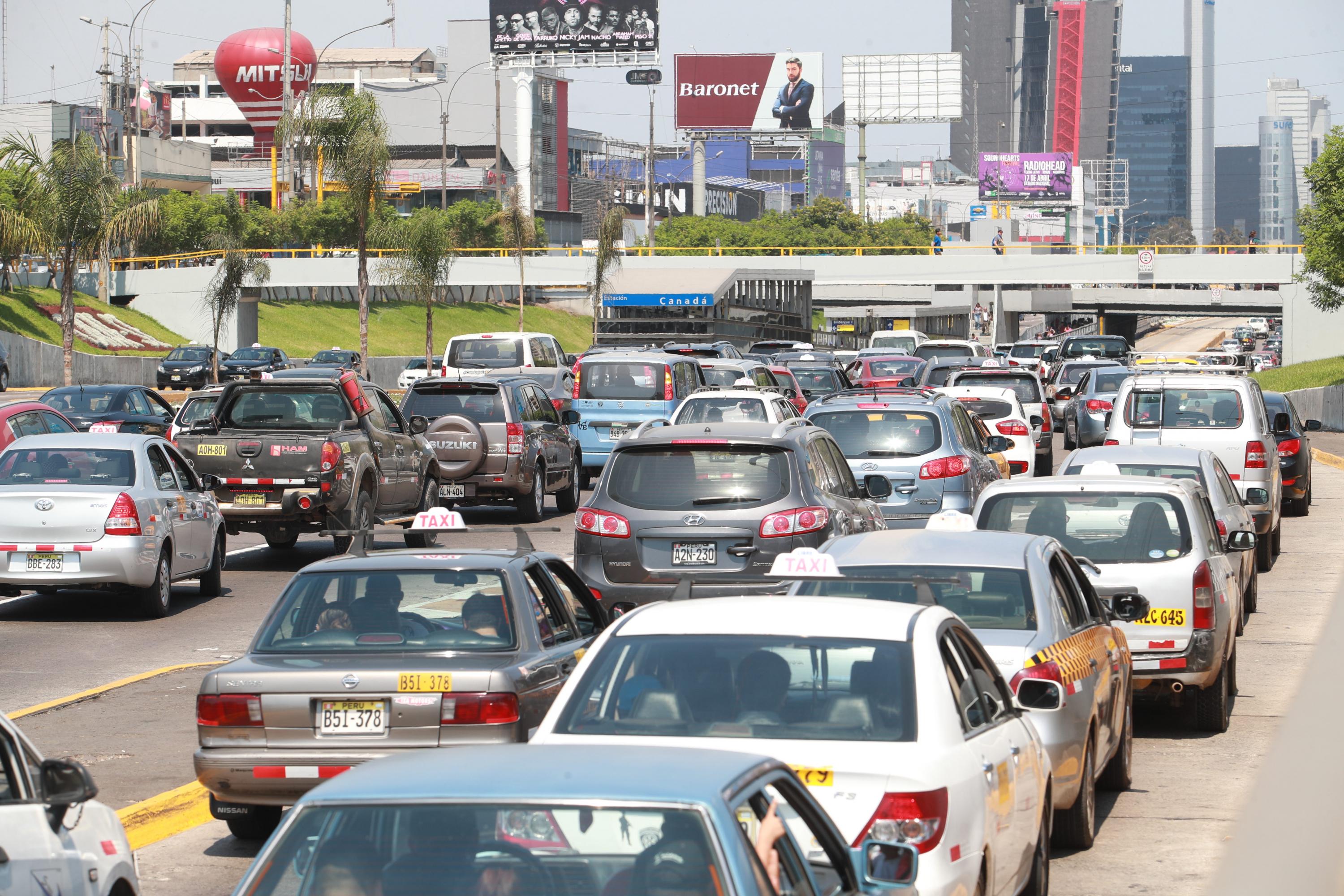 En la última década, las horas ‘pico’ de un día hábil pasaron de ser 5 a ser más de 9. La hora punta del mediodía tiende a ampliarse y a pegarse a la noctura.
